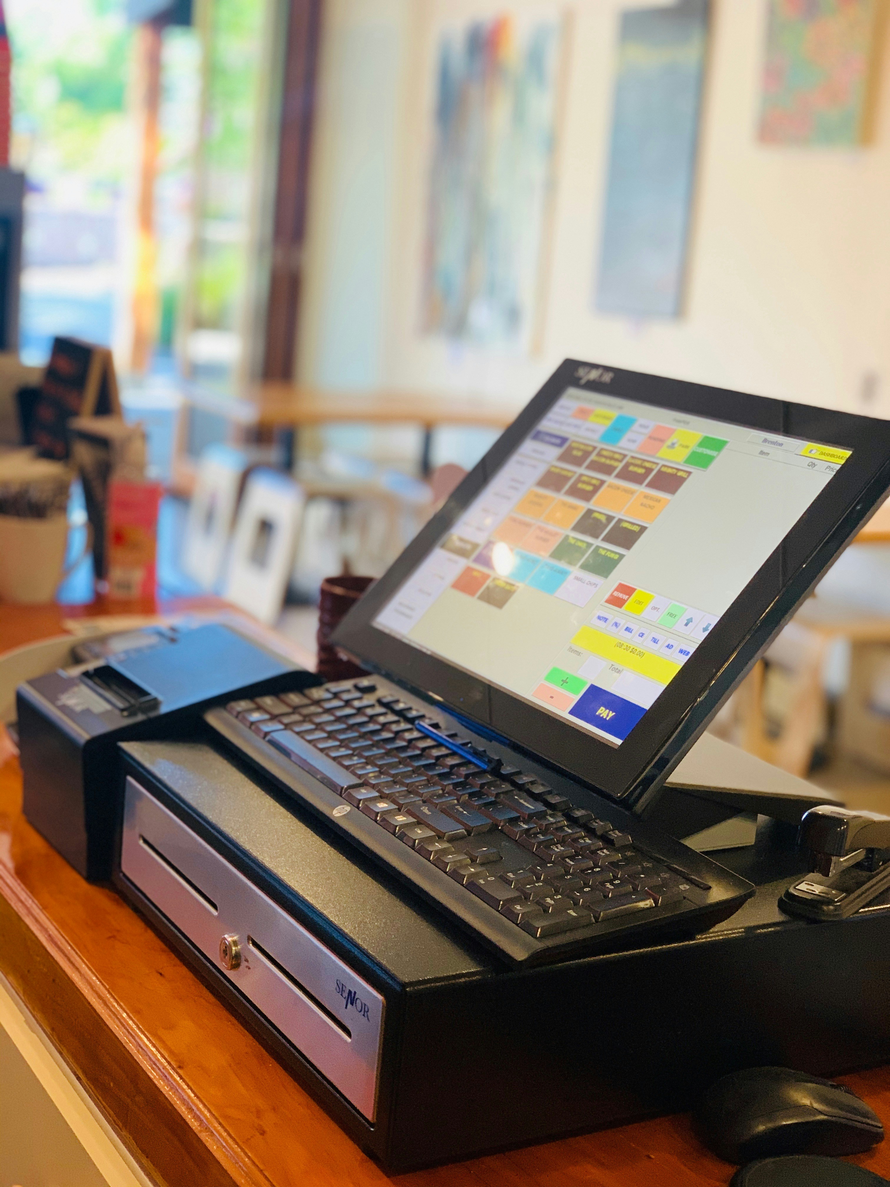 Mostrador de tienda con sistema TPV, monitor, teclado e impresora de tickets